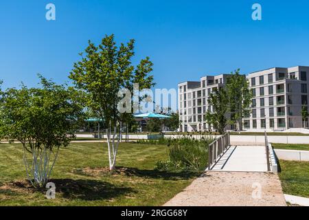 Blick von einem neuen Park zu neu errichteten Wohnblöcken, Konzept für modernes städtisches Leben. Stockfoto