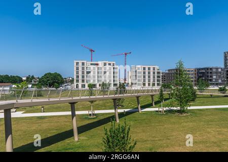 Blick von einem neuen Park zu neu errichteten Wohnblöcken, Konzept für modernes städtisches Leben. Speicherplatz kopieren. Stockfoto