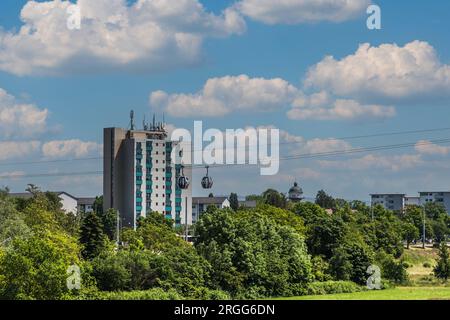 Blick auf den Wolkenkratzer und die Seilbahn, die Parks während der Bundesgartenschau BUGA in Mannheim verbinden Stockfoto