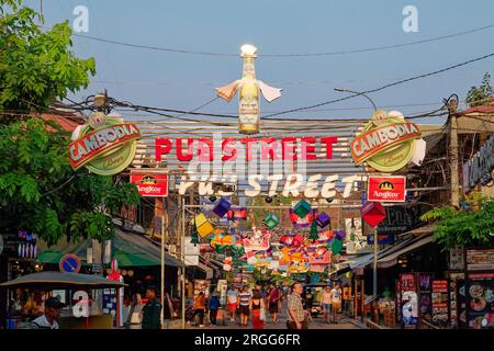 Siem Reap, Kambodscha, 22. Dezember 2018. Wenn der Abend auf der Pub Street endet, wird eine festliche Atmosphäre mit der berühmten kambodschanischen Straße in CI zum Leben erweckt Stockfoto