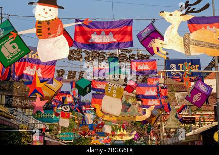 Siem Reap, Kambodscha, 22. Dezember 2018. Die Stadt ist geschmückt mit feierlichen Weihnachtsdekorationen und Weihnachtsgirlanden in Kambodscha. Stockfoto