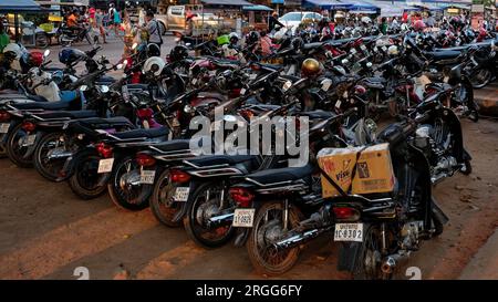 Siem Reap, Kambodscha, 22. Dezember 2018. Ein traditioneller asiatischer Moped-Parkplatz, voller Motorroller. Stockfoto