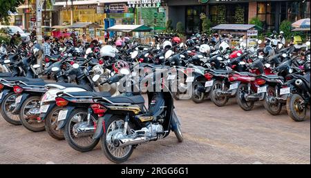 Siem Reap, Kambodscha, 22. Dezember 2018. Der belebte asiatische Parkplatz war voll mit Mopeds und Rollern. Stockfoto