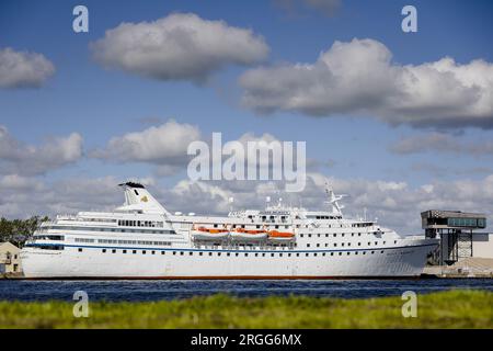 VELSEN - das Kreuzfahrtschiff Ocean Majesty liegt am VOB-Kai vor Anker. Die Ocean Majesty ist für die vorübergehende Unterbringung von bis zu dreihundert Flüchtlingen und Statusinhabern bestimmt, die mit der IJmond-Region in Verbindung stehen und auf ein Zuhause warten. ANP SEM VAN DER WAL niederlande raus - belgien raus Stockfoto