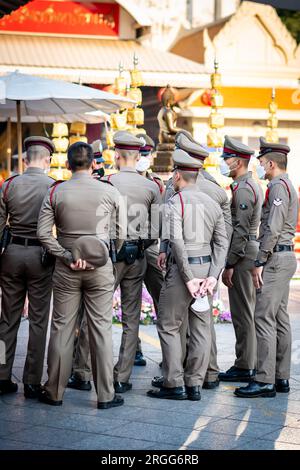 Die thailändische Polizei wird informiert am Wat Traimit Withayaram Tempel, China Town, Bangkok, Thailand. Stockfoto