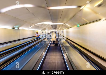 Unterirdischer Laufsteg im Gare de Lyon, Paris, Frankreich. Stockfoto