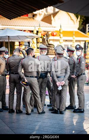 Die thailändische Polizei wird informiert am Wat Traimit Withayaram Tempel, China Town, Bangkok, Thailand. Stockfoto