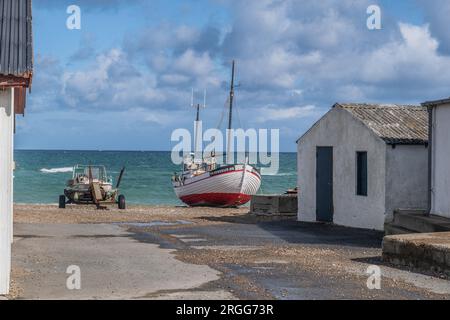 Traditionelles Fischerboot am Strand von Lildstrand, Dänemark Stockfoto