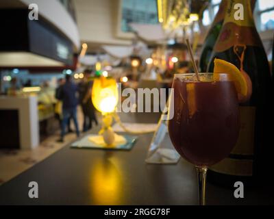 Ein Glas Sangria im Mercado Bom Sucesso in Porto. Stockfoto