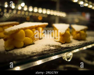 Vanilla millefeuille - MIL-Folhas de Baunilha - ausgestellt auf der Chocolate Rosa im Mercado BOM Sucesso, Porto Stockfoto