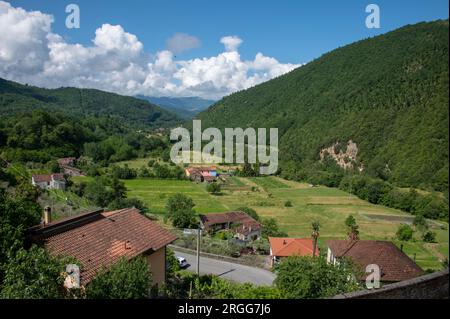 Umgeben von steilen bewaldeten Berghängen und auf dem Talboden des Valle Ombrosa (Schattental) mit Olivenhainen und Landwirtschaft ist das Dorf Pos Stockfoto