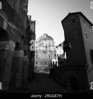 Schwarzweiß-Blick auf die große Synagoge von Rom - bekannt als Tempio Maggiore di Roma auf Italienisch - zwischen dem Gebäude des ehemaligen jüdischen Ghettos. Stockfoto
