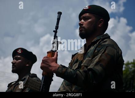 Srinagar, Indien. 06. Aug. 2023. Soldaten der indischen Armee erweisen sich vor einem Sarg mit den sterblichen Überresten des indischen Soldaten Waseem Sarwar in Bandipora am 6. August 2023 Respekt. Drei Soldaten wurden im von Indien verwalteten Kaschmir während eines Zusammenstoßes mit mutmaßlichen Rebellen getötet, während die umstrittene Region den vierten Jahrestag der Einführung der direkten Herrschaft in Neu Delhi beging, so die Polizei am 5. August. (Foto: Mubashir Hassan/Pacific Press/Sipa USA) Guthaben: SIPA USA/Alamy Live News Stockfoto