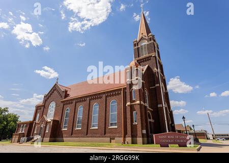 Sonniger Außenblick auf die katholische Kirche St. Rose of Lima in Oklahoma Stockfoto