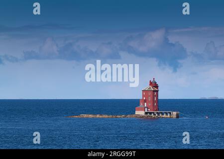 Der Berühmte Achteckige Leuchtturm Kjeungskjær (Kjeungskjær Fyrstasjon), Der 1880 Aus Stone Erbaut Wurde, Befindet Sich In Der Nähe Von Ørland In Norwegen. 3. Mai 2023 Stockfoto