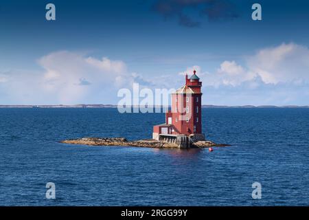 Der Berühmte Achteckige Leuchtturm Kjeungskjær (Kjeungskjær Fyrstasjon), Der 1880 Aus Stone Erbaut Wurde, Befindet Sich In Der Nähe Von Ørland In Norwegen. 3. Mai 2023 Stockfoto