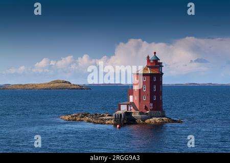 Der Berühmte Achteckige Leuchtturm Kjeungskjær (Kjeungskjær Fyrstasjon), Der 1880 Aus Stone Erbaut Wurde, Befindet Sich In Der Nähe Von Ørland In Norwegen, 3. Mai 2023. Stockfoto