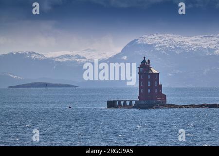 Der Berühmte Achteckige Leuchtturm Kjeungskjær (Kjeungskjær Fyrstasjon), Der 1880 Aus Stone Erbaut Wurde, Befindet Sich In Der Nähe Von Ørland In Norwegen, 3. Mai 2023. Stockfoto