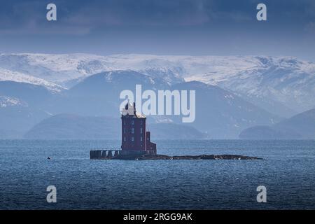 Der Berühmte Achteckige Leuchtturm Kjeungskjær (Kjeungskjær Fyrstasjon), Der 1880 Aus Stone Erbaut Wurde, Befindet Sich In Der Nähe Von Ørland In Norwegen. 3. Mai 2023 Stockfoto