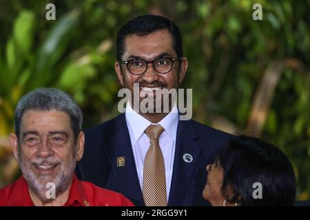 Belem, Brasilien. 09. Aug. 2023. Sultan Ahmed Al Jaber, Industrieminister der Vereinigten Arabischen Emirate, Gastgeber der nächsten Weltklimakonferenz, lächelt bei einem Gruppenfoto auf dem Amazonas Leaders Summit. Kredit: Filipe Bispo/dpa/Alamy Live News Stockfoto