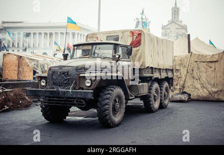 der sowjetische Militärlaster Ural parkte auf dem Unabhängigkeitsplatz, das Epizentrum der Proteste gegen die pro-russische Regierung war. Stockfoto