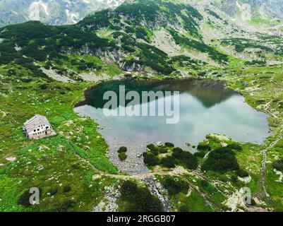 Panoramablick auf sieben Rila-Seen und Wasserfälle in der Natur der Bergkette, Wandern, Trekking und Tourismus in Bulgarien Stockfoto
