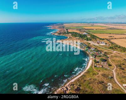 Luftblick auf die Schwarzmeerküste Bulgariens und die felsige Strandküste von Krapec, Shabla, Kamen bryag, Yailata Stockfoto