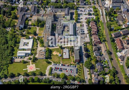 Luftaufnahme, Helios St. Anna Klinik Duisburg, Malteser Hospizzentrum St. Raphael, mit Sonnenschirmen im Hof, Huckingen, Duisburg, Ruhrgebiet, nein Stockfoto