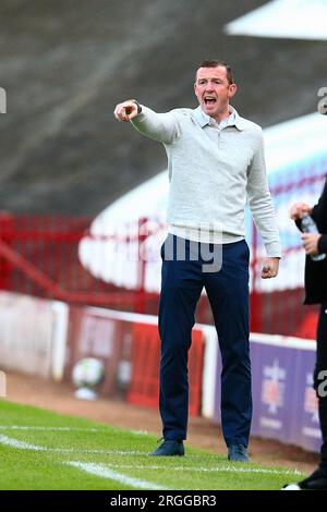 Oakwell Stadium, Barnsley, England - 8. August 2023 Neill Collins Manager von Barnsley - während des Spiels Barnsley gegen Tranmere Rovers, EFL Cup, 2023/24, Oakwell Stadium, Barnsley, England - 8. August 2023 Kredit: Arthur Haigh/WhiteRosePhotos/Alamy Live News Stockfoto