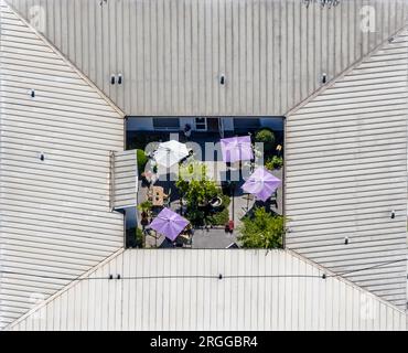 Blick aus der Vogelperspektive, Malteser Hospizzentrum St. Raphael, mit Sonnenschirmen im Innenhof, Huckingen, Duisburg, Ruhrgebiet, Nordrhein-Westfalen, Deutschland Stockfoto