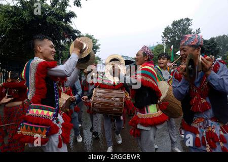 Kathmandu, Nepal. 9. Aug. 2023. Menschen in traditioneller Kleidung feiern den Internationalen Tag der Ureinwohner der Welt in Kathmandu, Nepal, 9. August 2023. Kredit: Sulav Shrestha/Xinhua/Alamy Live News Stockfoto