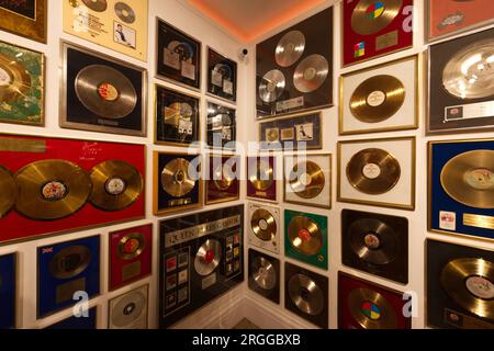 Gold- und Platinum-Rekordpreise – Auktion bei Sotheby's Freddie Mercury: A World of his own Exhibition Stockfoto