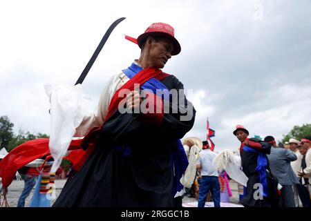 Kathmandu, Nepal. 9. Aug. 2023. Ein Mann in traditioneller Kleidung tanzt anlässlich des Internationalen Tages der Ureinwohner der Welt in Kathmandu, Nepal, 9. August 2023. Kredit: Sulav Shrestha/Xinhua/Alamy Live News Stockfoto