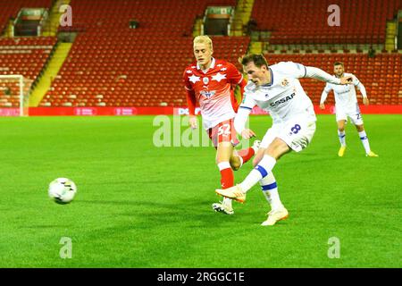 Oakwell Stadium, Barnsley, England - 8. August 2023 Regan Hendry (8) von Tranmere Rovers entführt Harrison Nejman (32) von Barnsley - während des Spiels Barnsley gegen Tranmere Rovers, EFL Cup, 2023/24, Oakwell Stadium, Barnsley, England - 8. August 2023 Kredit: Arthur Haigh/WhiteRosePhotos/Alamy Live News Stockfoto