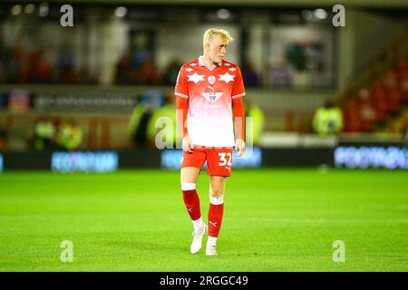 Oakwell Stadium, Barnsley, England - 8. August 2023 Harrison Nejman (32) of Barnsley - während des Spiels Barnsley gegen Tranmere Rovers, EFL Cup, 2023/24, Oakwell Stadium, Barnsley, England - 8. August 2023 Kredit: Arthur Haigh/WhiteRosePhotos/Alamy Live News Stockfoto