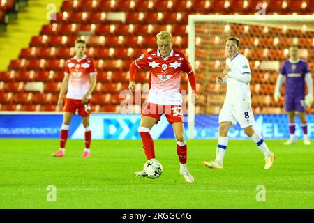 Oakwell Stadium, Barnsley, England - 8. August 2023 Harrison Nejman (32) of Barnsley - während des Spiels Barnsley gegen Tranmere Rovers, EFL Cup, 2023/24, Oakwell Stadium, Barnsley, England - 8. August 2023 Kredit: Arthur Haigh/WhiteRosePhotos/Alamy Live News Stockfoto