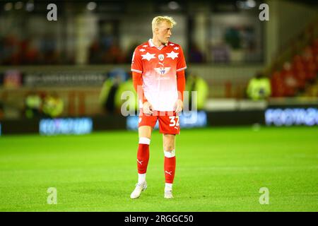 Oakwell Stadium, Barnsley, England - 8. August 2023 Harrison Nejman (32) of Barnsley - während des Spiels Barnsley gegen Tranmere Rovers, EFL Cup, 2023/24, Oakwell Stadium, Barnsley, England - 8. August 2023 Kredit: Arthur Haigh/WhiteRosePhotos/Alamy Live News Stockfoto