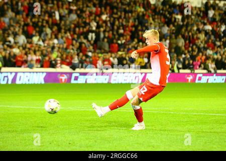 Oakwell Stadium, Barnsley, England - 8. August 2023 Harrison Nejman (32) von Barnsley im Elfmeterschießen - während des Spiels Barnsley gegen Tranmere Rovers, EFL Cup, 2023/24, Oakwell Stadium, Barnsley, England - 8. August 2023 Kredit: Arthur Haigh/WhiteRosePhotos/Alamy Live News Stockfoto