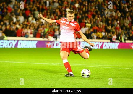 Oakwell Stadium, Barnsley, England - 8. August 2023 Jack Shepherd (41) von Barnsley im Elfmeterschießen - während des Spiels Barnsley gegen Tranmere Rovers, EFL Cup, 2023/24, Oakwell Stadium, Barnsley, England - 8. August 2023 Kredit: Arthur Haigh/WhiteRosePhotos/Alamy Live News Stockfoto