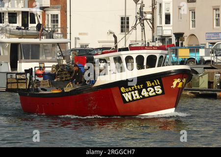 Fischerboot verlässt Weymouth Quay und Hafen, Dorset, Großbritannien Stockfoto