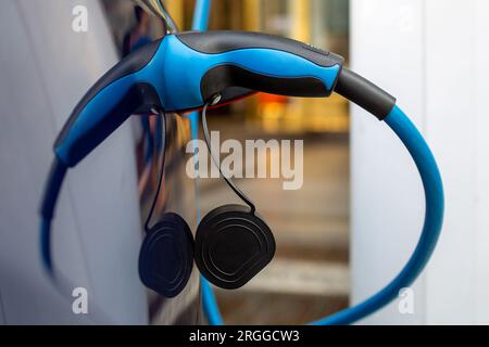 Elektroauto der Stadt Ladestation. Stockfoto