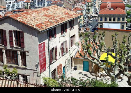 Das L'Association des Beaux Arts de Cannes überblickt die geschäftige moderne Stadt von einer Straße, die zum Gipfel von Le Suquet, der historischen Altstadt von Cannes, führt Stockfoto