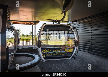 Mannheim, Deutschland - 26.05.2023: Seilbahnkabine in der Bundesgartenschau mit Logo des örtlichen Handballteams Rhein Stockfoto