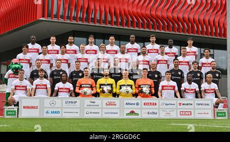 09. August 2023, Baden-Württemberg, Stuttgart: Fußball 1. Bundesliga: Fotosession VfB Stuttgart für die Saison 2023/24 auf dem VfB-Trainingsgelände: Das Team Foto in der ersten Reihe (l-r): Jovan Milosevic, Lilian Egloff, Mohamed Sankoh, Dennis Seimen, Fabian Bredlow, Alexander Nübel, Florian Schock, Thomas Kastanaras, Clinton Mola, Roberto Massimo. Erste Reihe (l-r): VfB Mascot Fritzle, Jasper Smets, Marcus Fregin, Jan Schimpchen, Martin Franz, Matthias Schiffers, Steffen Krebs, Nathaniel Weiss, Malik Fathi, David Krecidlo, Sebastian Hoeneß. Dritte erste Reihe (l-r): Genki Haraguchi, Wataru Endo, Woo Stockfoto