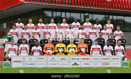 09. August 2023, Baden-Württemberg, Stuttgart: Fußball 1. Bundesliga: Fotosession VfB Stuttgart für die Saison 2023/24 auf dem VfB-Trainingsgelände: Das Team Foto in der ersten Reihe (l-r): Jovan Milosevic, Lilian Egloff, Mohamed Sankoh, Dennis Seimen, Fabian Bredlow, Alexander Nübel, Florian Schock, Thomas Kastanaras, Clinton Mola, Roberto Massimo. Erste Reihe (l-r): VfB Mascot Fritzle, Jasper Smets, Marcus Fregin, Jan Schimpchen, Martin Franz, Matthias Schiffers, Steffen Krebs, Nathaniel Weiss, Malik Fathi, David Krecidlo, Sebastian Hoeneß. Dritte erste Reihe (l-r): Genki Haraguchi, Wataru Endo, Woo Stockfoto