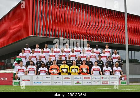 09. August 2023, Baden-Württemberg, Stuttgart: Fußball 1. Bundesliga: Fotosession VfB Stuttgart für die Saison 2023/24 auf dem VfB-Trainingsgelände: Das Team Foto in der ersten Reihe (l-r): Jovan Milosevic, Lilian Egloff, Mohamed Sankoh, Dennis Seimen, Fabian Bredlow, Alexander Nübel, Florian Schock, Thomas Kastanaras, Clinton Mola, Roberto Massimo. Erste Reihe (l-r): VfB Mascot Fritzle, Jasper Smets, Marcus Fregin, Jan Schimpchen, Martin Franz, Matthias Schiffers, Steffen Krebs, Nathaniel Weiss, Malik Fathi, David Krecidlo, Sebastian Hoeneß. Dritte erste Reihe (l-r): Genki Haraguchi, Wataru Endo, Woo Stockfoto