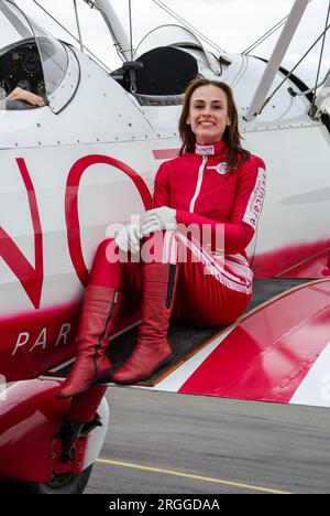 Sarah Tanner, Wingwalkerin mit Aerosuperbatics Wingwalking-Team auf Flügel von Guinot, sponserte Boeing Stearman-Flugzeug für Southend Airshow Stockfoto