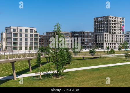 Mannheim, Deutschland - 26.05.2023: Blick vom Gelände der Bundesgartenschau auf neu errichtete Wohnblöcke, Konz Stockfoto