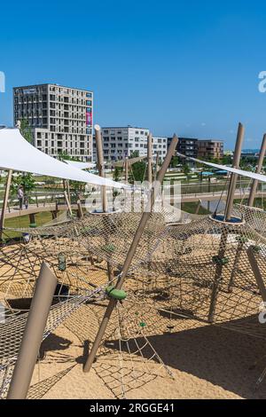 Mannheim, Deutschland - 26.05.2023: Blick von einem neuen Kinderspielplatz in der Bundesgartenschau auf den neu errichteten Block Stockfoto