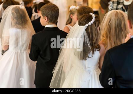 Katholische erste Heilige Kommunion Zeremonie. Stockfoto